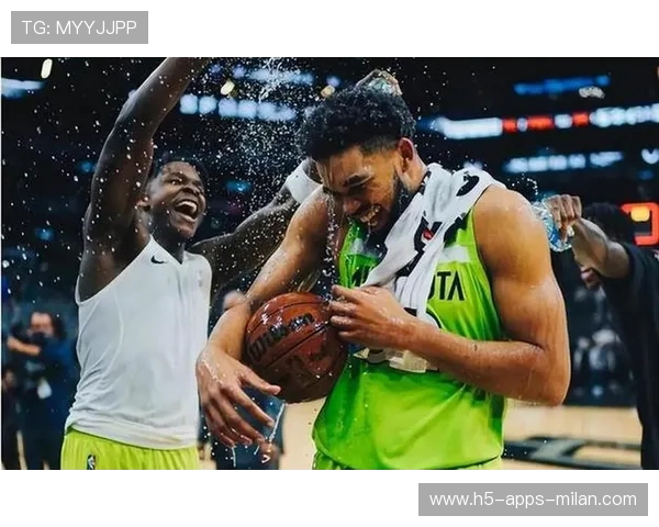 唐斯拿下关键篮板后补篮再收两分，森林狼气势如虹