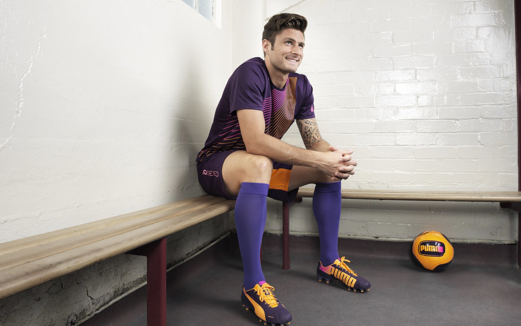 多特蒙德年轻球员敢打敢拼持续创造机会,多特蒙德的年轻球员